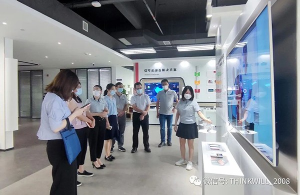 深圳市政府領(lǐng)導(dǎo)蒞臨信可通訊參觀指導(dǎo)